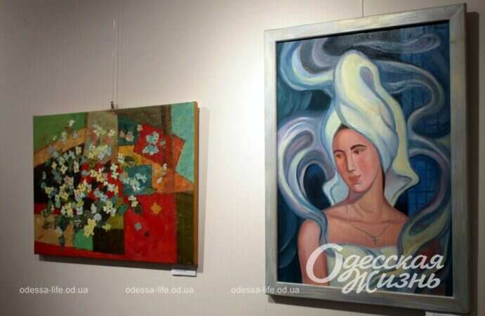 картины на выставке