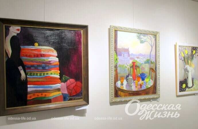 картины на выставке