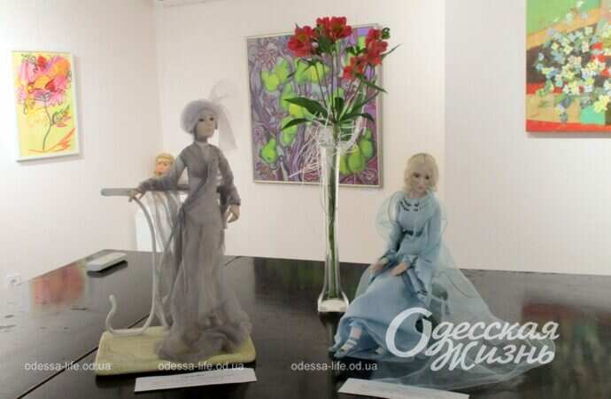 кукла на выставке