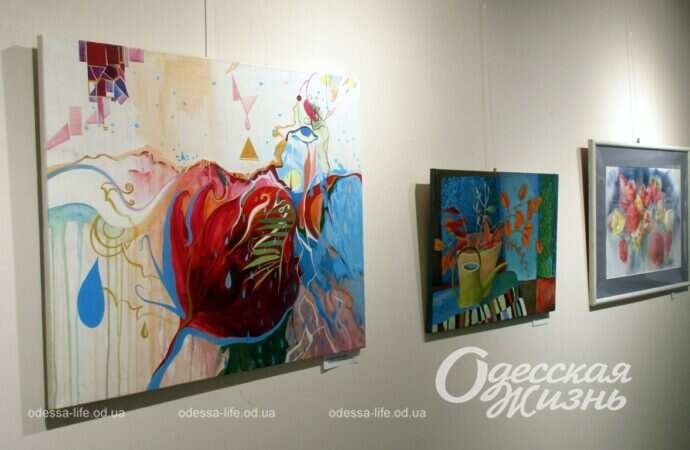 картины на выставке