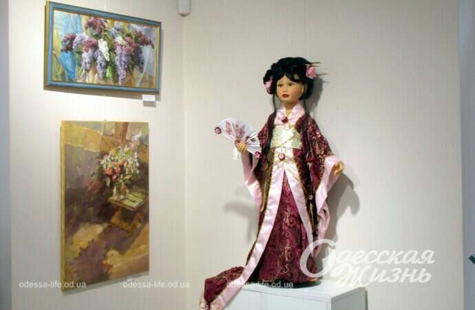 кукла на выставке