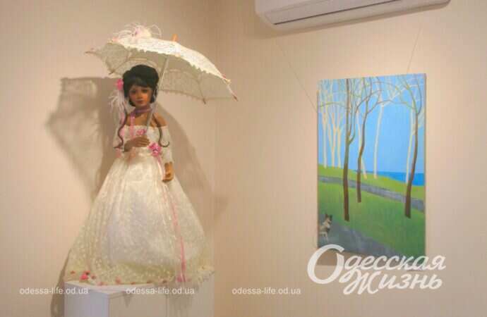 кукла на выставке