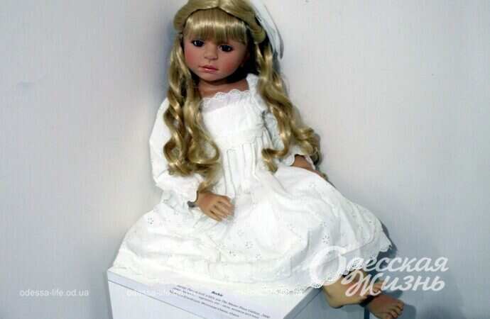 кукла на выставке