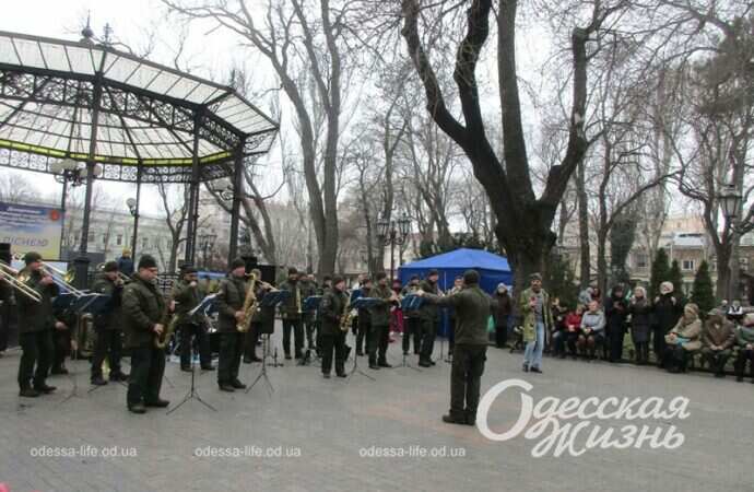 В Горсаду играет оркестр