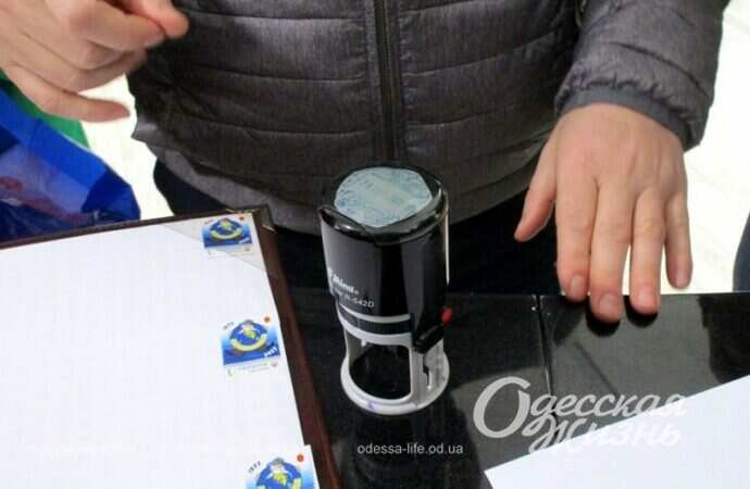 На церемонии гашения новой марки