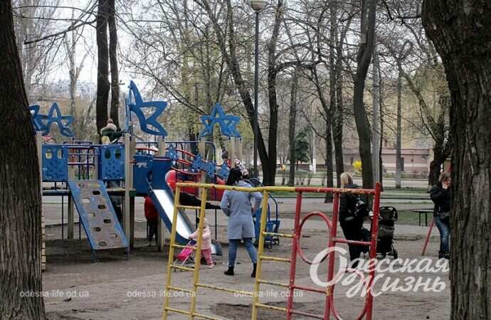 Детская площадка в одесском сквере