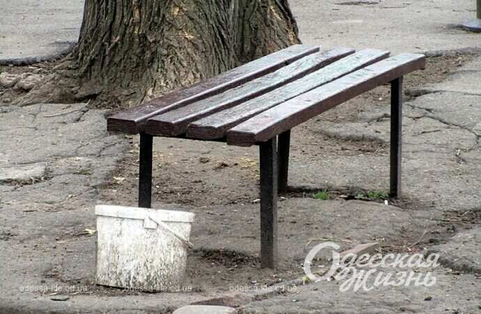 Скамейка в одесском сквере