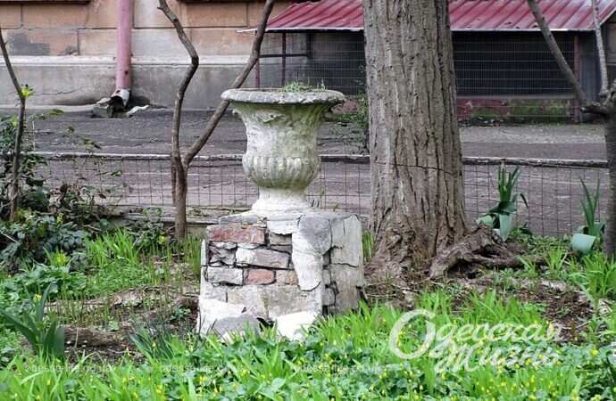 Одесский дом энергетиков, каменная мега-ваза во дворе