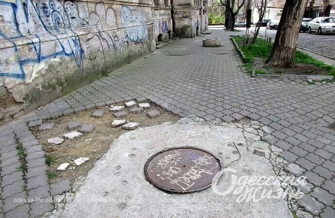 Переулок Топольского в Одессе, люк и тротуарная плитка