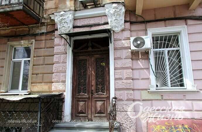 Старые двери в переулке Топольского