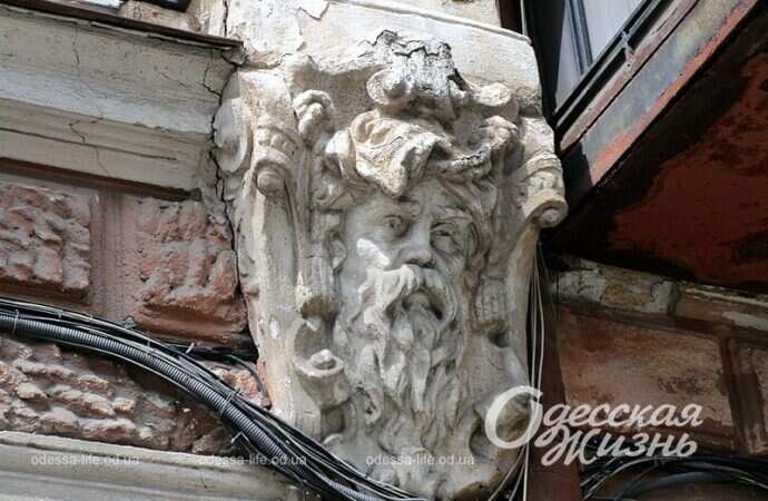 Маскарон на одесском доме