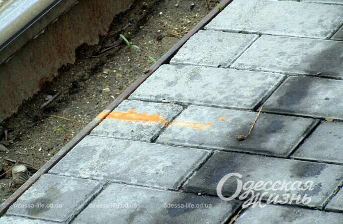 Рельсы и плитка на спуске Маринеско