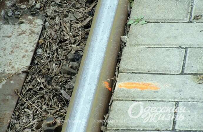 Рельсы, плитка, трещины