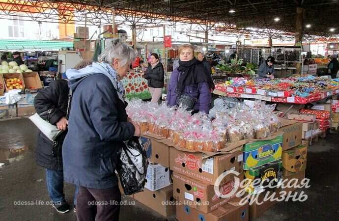 Торговля пасками на одесском Привозе