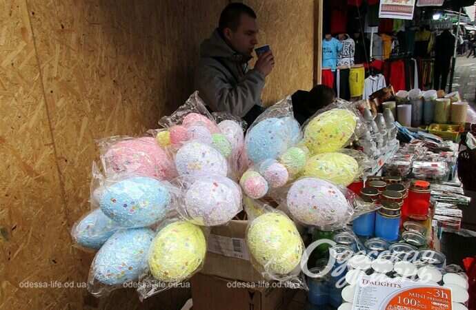 Одесский Привоз, яйца на палочках