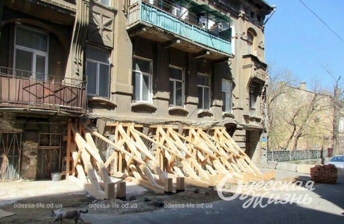 Як триває ремонт в історичному будинку у провулку Ляпунова (фоторепортаж)