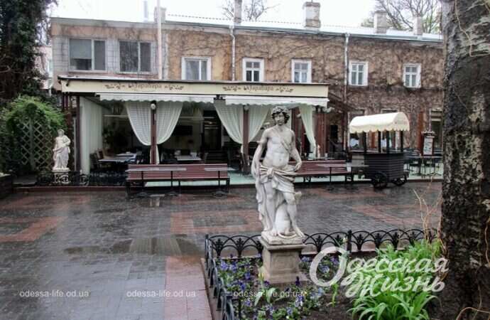 Одесса, Горсад, статуя