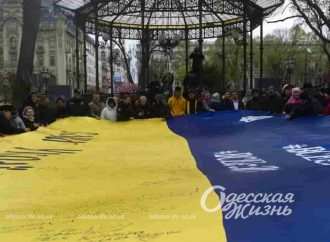 В одеському Міськсаду списали величезний український прапор-мандрівник (фото, відео)