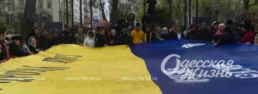 В одесском Горсаду исписали огромный украинский флаг-путешественник (фото, видео)