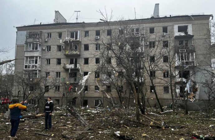 Россия обстреляла жилые дома в Николаеве: есть жертвы (фото)