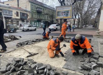 Вниманию водителей: где сегодня в Одессе ремонтируют улицы и тротуары (фото)