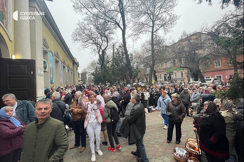 Очередь на освящение пасок в Одессе