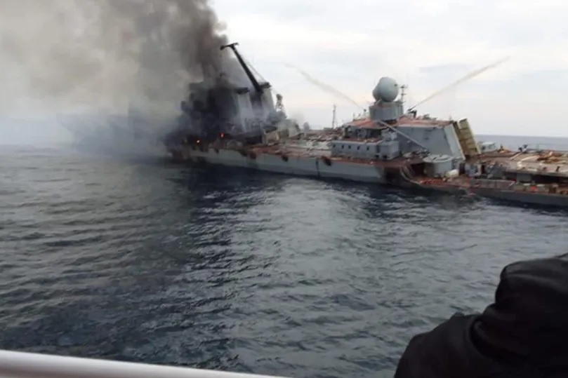 Крейсер «Москва» тонет в Чёрном море