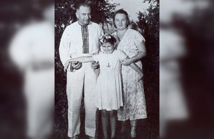 Степан Олейник с дочерью и женой
