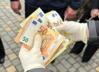 Чиновник Одесской таможни брал «откат» за ввоз валюты без декларации