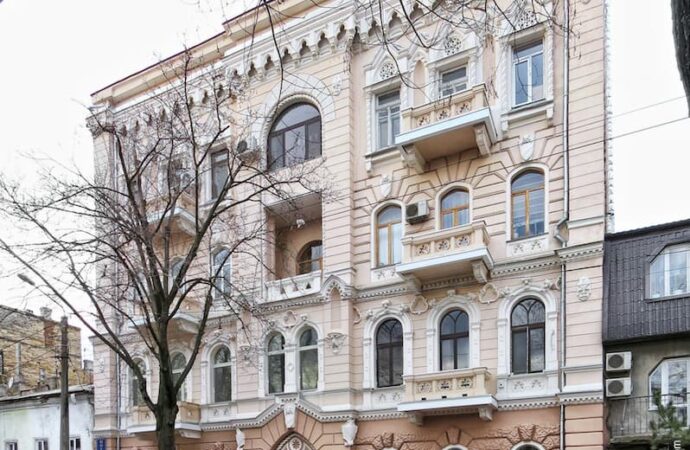 Здание на улице Пантелеймоновской 28 сбоку