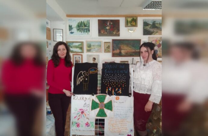 Мастерица из Подольска вышивает на военную тематику и ждет победы Украины