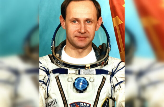 космонавт Анатолий Арцебарский