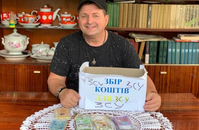 Музикант з Одещини збирає гроші для ЗСУ на вулиці