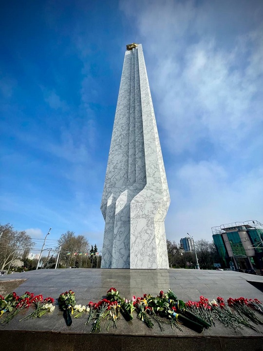 Цветы у памятника на площади 10 апреля