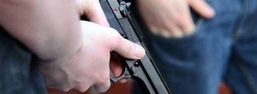 В Одессе студент колледжа пришел туда с пистолетом и угрожал людям