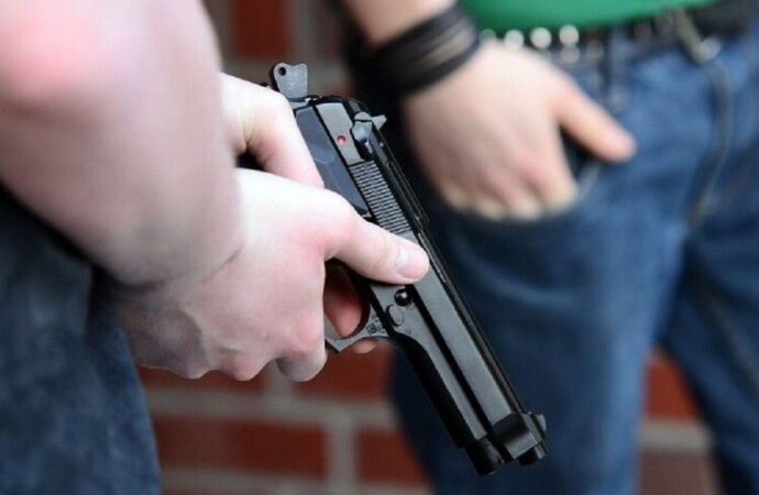 В Одесі студент коледжу прийшов туди з пістолетом та погрожував людям