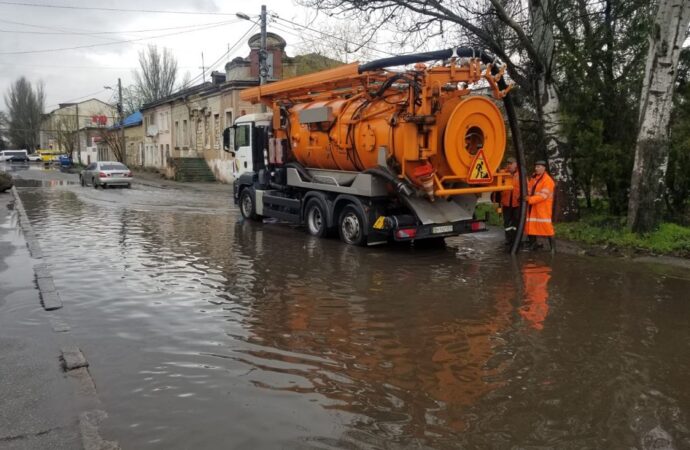 Нічний дощ підтопив в Одесі вулицю та площу
