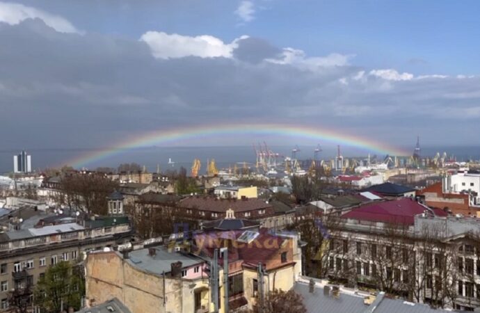 После града центр Одессы украсила удивительная радуга (фото, видео)
