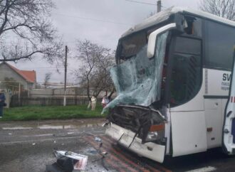 На трассе Одесса-Рени масштабная авария: там столкнулись два автобуса и зерновоз