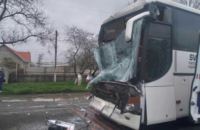 На трасі Одеса-Рені масштабна аварія: там зіткнулися два автобуси та зерновоз