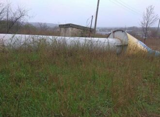 На Одещині вітер повалив водонапірну башту (фото)