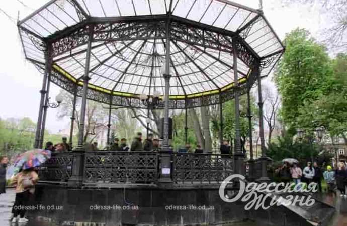 В Горсаду играет оркестр