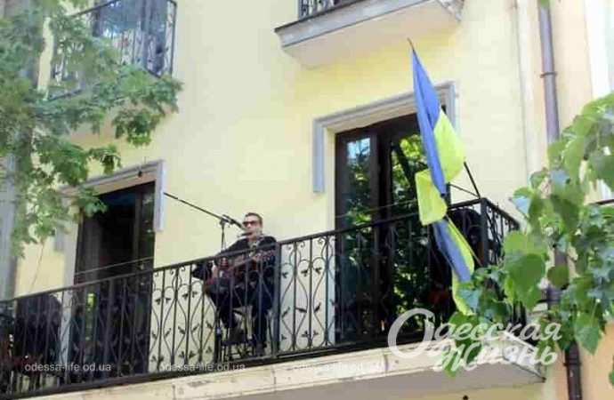 Балконный концерт на одесской Книжке