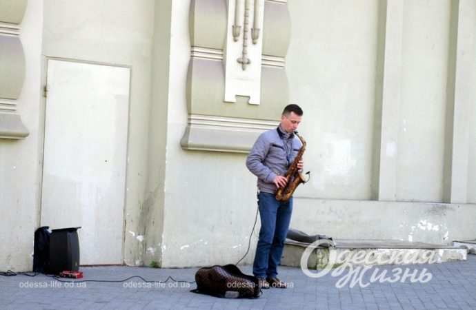 Май в Одессе, уличный музыкант