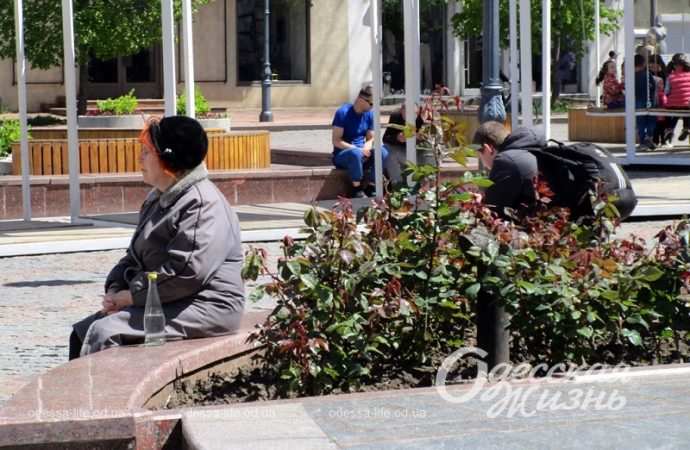 Май в Одессе, отдых на скамейке