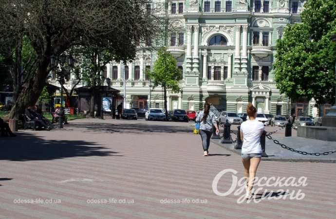 Почти лето: первый майский выходной на улицах Одессы (фоторепортаж)