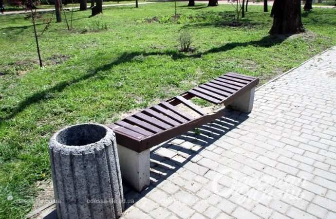 Одесский Преображенский парк, сломанная скамейка