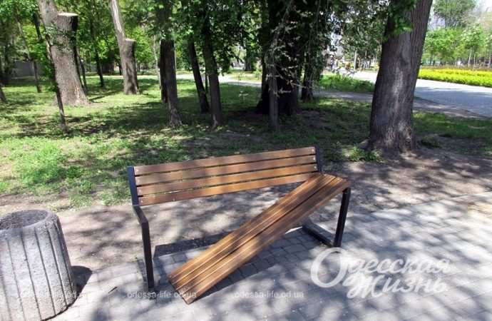 В одесском Преображенском парке ломают скамейки