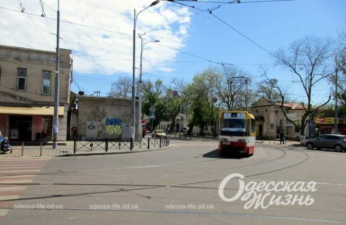 Одесский трамвай поворачивает на Преображенскую