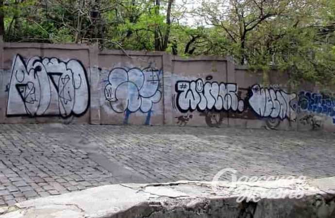 Карантинный спуск в Одессе испортили вандалы